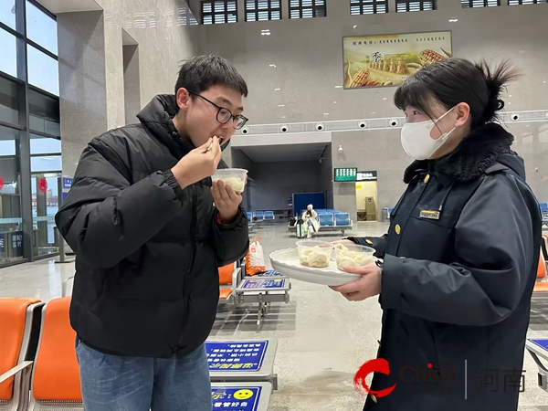 明港东站：除夕夜送饺子 温暖旅客回家路