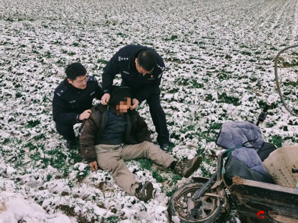 春节我在岗丨老人骑三轮车侧翻！危急时刻，西平民警紧急救助