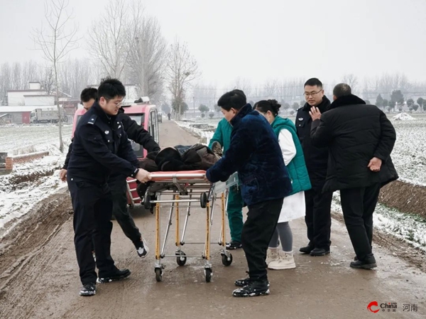 春节我在岗丨老人骑三轮车侧翻！危急时刻，西平民警紧急救助