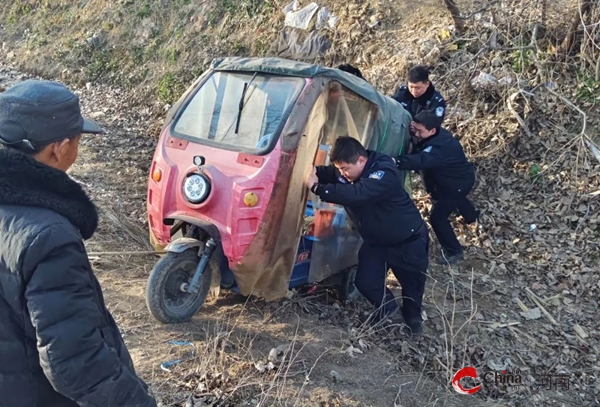 三轮车不慎落入深沟 西平警民合力救援