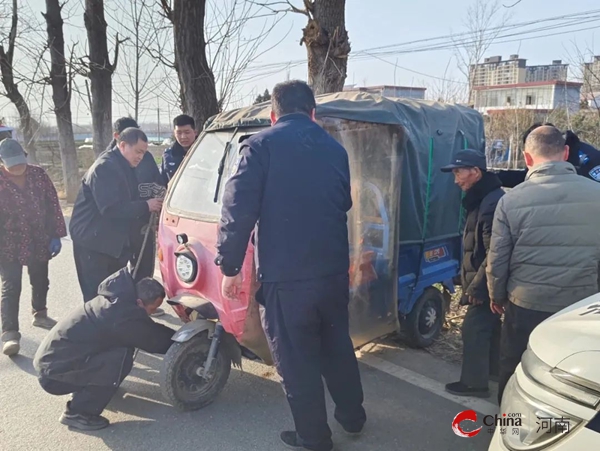 三輪車不慎落入深溝 西平警民合力救援