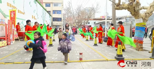 非遗民俗润童心 灵蛇纳福启新程——2025年西平县直第二幼儿园开展春季开学传统文化进校园