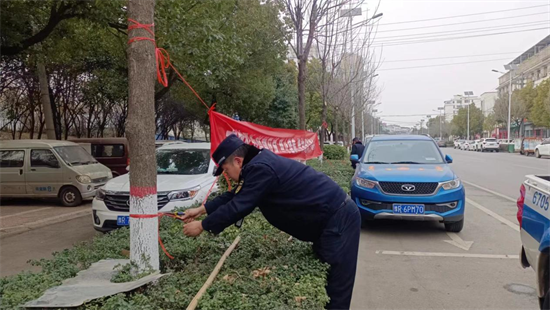 内乡县城管局：清理广告条幅 提升城市形象