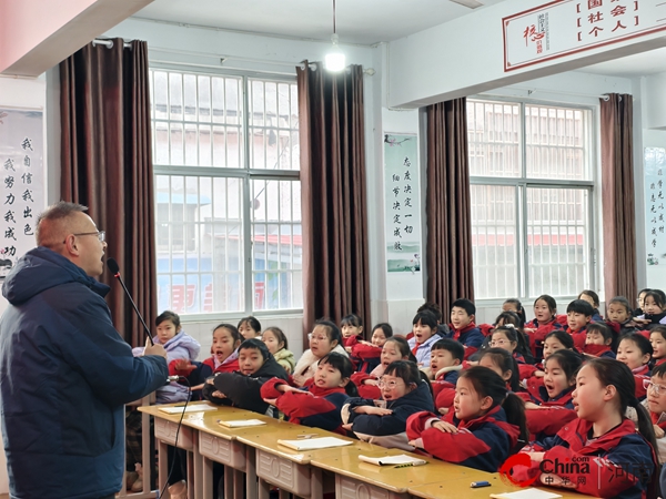 妙笔生花——西平县柏城王司庄小学邀请散文作家余永亮进行写作指导讲座