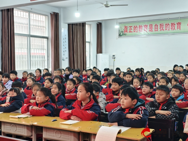 妙笔生花——西平县柏城王司庄小学邀请散文作家余永亮进行写作指导讲座