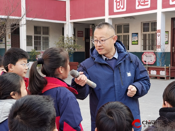 欢乐讲座 轻松写作——西平县柏城杨庄小学举行天中晚报小记者写作指导专题讲座