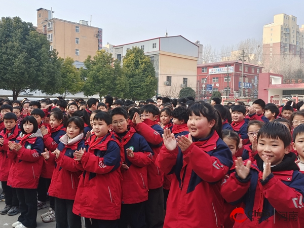 欢乐讲座 轻松写作——西平县柏城杨庄小学举行天中晚报小记者写作指导专题讲座