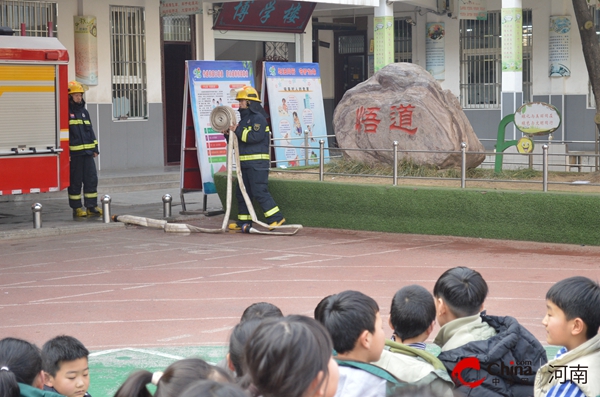 西平县实验小学举行2025年春期消防演练与安全教育讲座活动