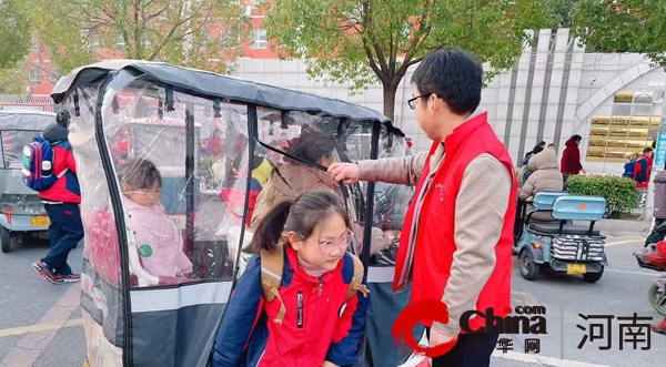 爱心护学岗 温暖上学路——记驻马店市第二十小学六（4）班家长护学岗