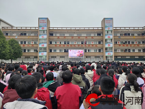 法治宣传进校园 普法护航助成长 ——驻马店市第十二小学开展《中小学生如何防范个人极端报复暴力伤害案事件》 法治讲座