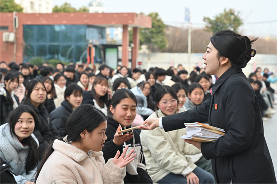 唐河县法院：以“法”护航 上好“开学第一课”