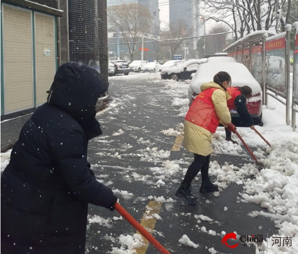 驻马店开发区金河办事处小界牌社区：扫雪除冰显担当 守护安全暖民心