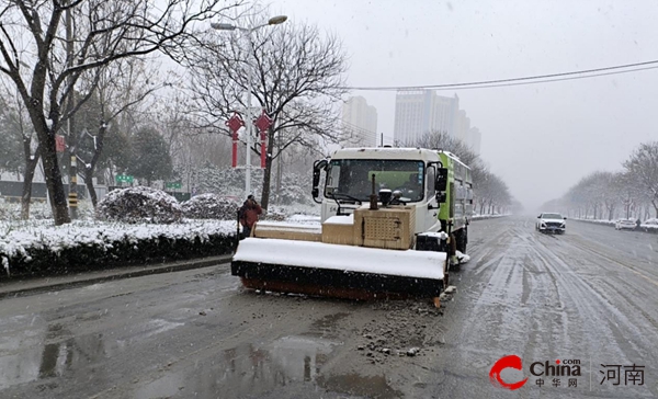 驻马店开发区城市管理局：浴“雪”奋战共发力 扫雪除冰护出行