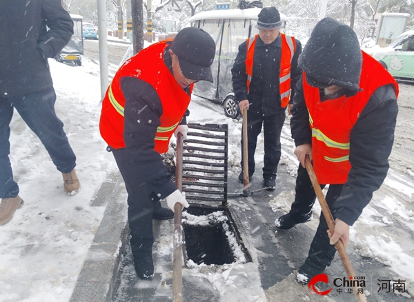 驻马店开发区城市管理局：浴“雪”奋战共发力 扫雪除冰护出行