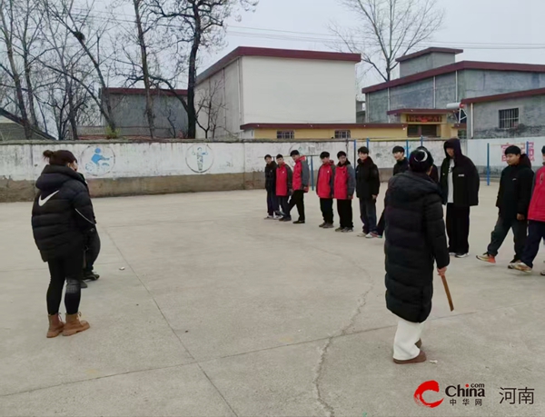 红旗飘扬铸信仰 童心向党砺担当——西平县重渠小学“红星国旗班”社团正式成立