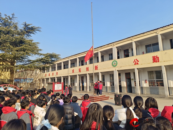 红旗飘扬铸信仰 童心向党砺担当——西平县重渠小学“红星国旗班”社团正式成立