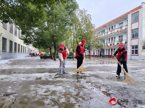 西平县谭店中学团委携手志愿者开展“学雷锋·清积雪”志愿服务活动