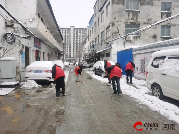 驻马店开发区金山街道界牌社区开展学习雷锋精神 铲雪除冰保畅通志愿服务活动