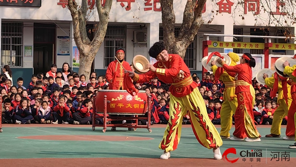 非遺進校園 傳統(tǒng)文化潤童心——非遺展演傳習活動走進西平縣第三小學