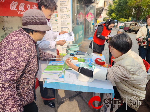 驻马店市驿城区东风街道南海路北段社区 开展三八妇女节健康义诊活动