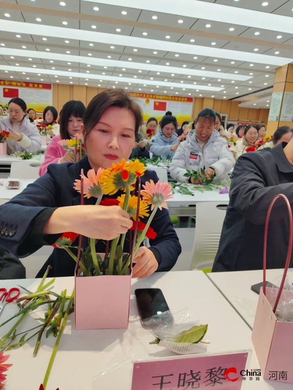 杏坛满花香 巾帼绽芳华——西平县高级中学喜迎“三八节”花艺沙龙主题活动