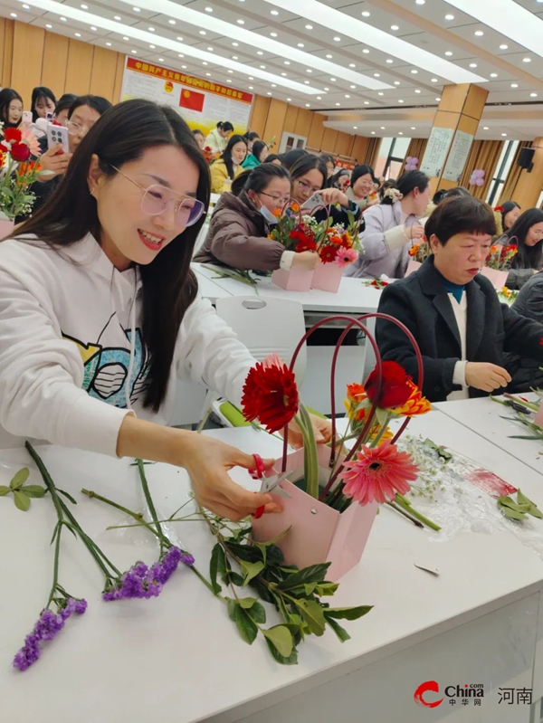 杏坛满花香 巾帼绽芳华——西平县高级中学喜迎“三八节”花艺沙龙主题活动