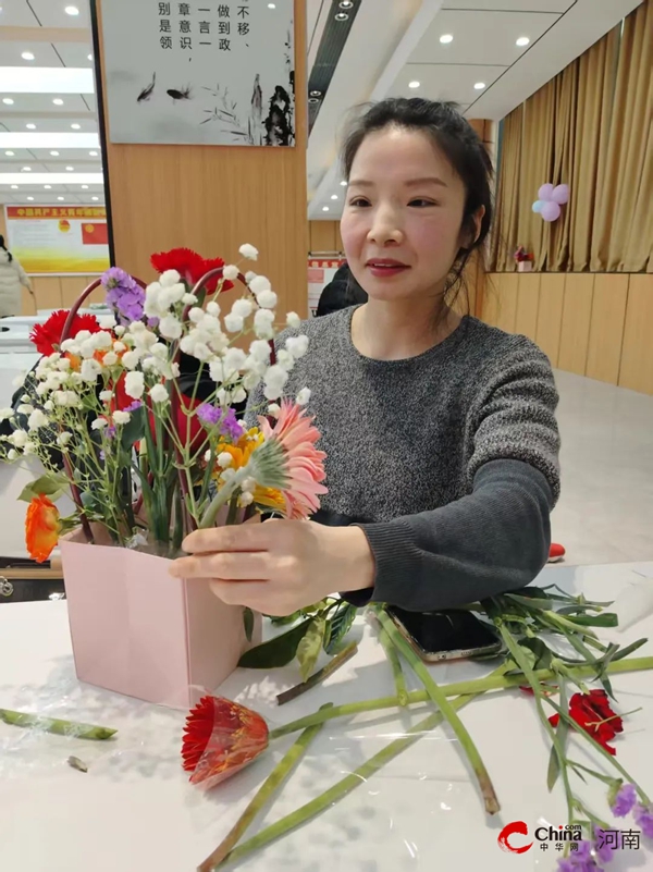 杏坛满花香 巾帼绽芳华——西平县高级中学喜迎“三八节”花艺沙龙主题活动