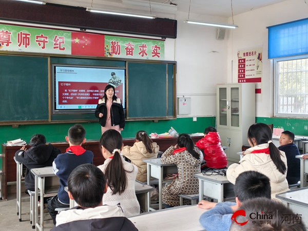 三月春风暖人心 学习雷锋在行动——西平县柏苑道庄小学举行“学习雷锋精神”主题班会