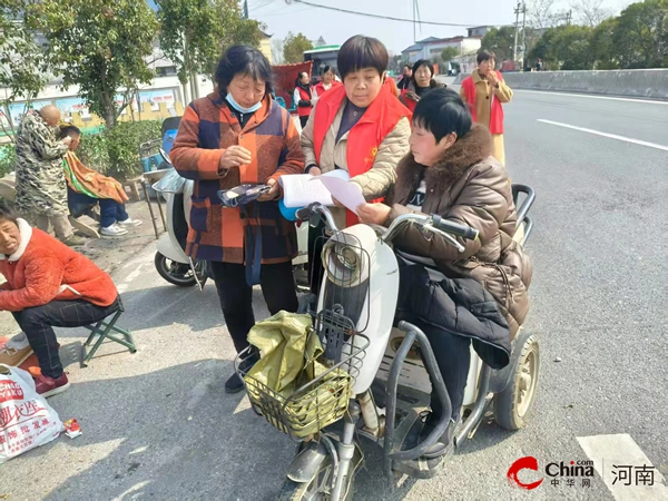 西平县盆尧镇陈老庄村的红娘召开“三八妇女节”座谈会