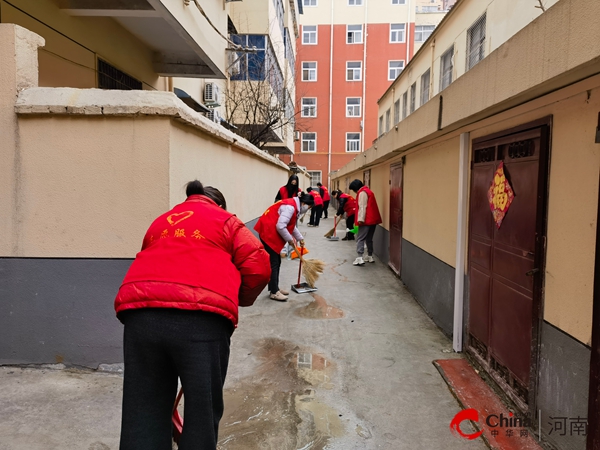 党员教师进家属院 文明实践展担当——西平县第二小学开展文明实践活动