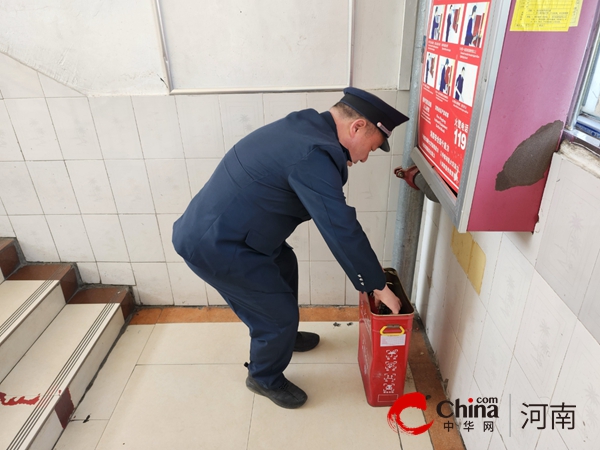 消除消防隐患 筑牢校园防线——驻马店市第十二小学开展灭火器年审换粉工作