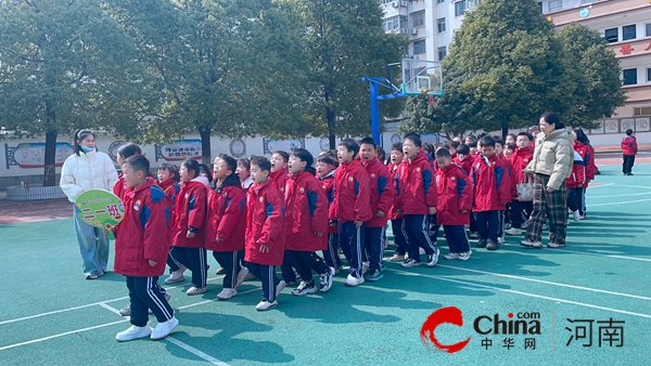 路队评比展风采 习惯养成塑未来——驻马店市第十二小学举行路队督导评比活动