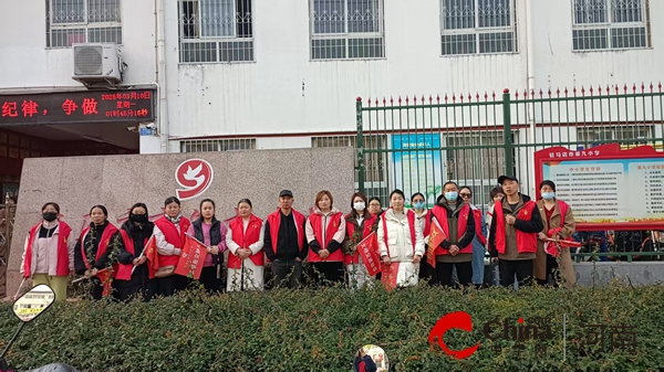 阳春三月爱无尽 悉心护路树新风