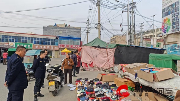 驻马店市驿城区板桥镇综合行政执法大队开展占道经营整治活动