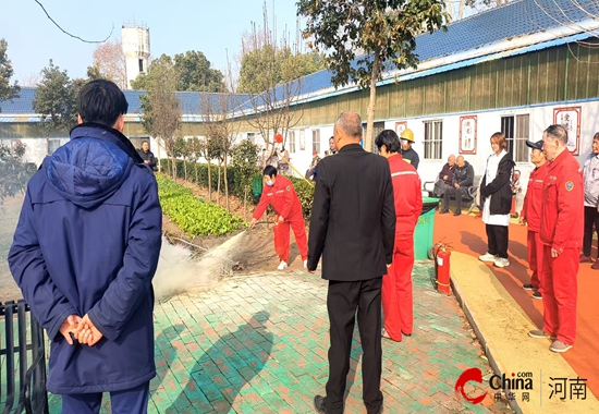 西平县安防办深入盆尧镇养老院观摩指导消防灭火实操演练