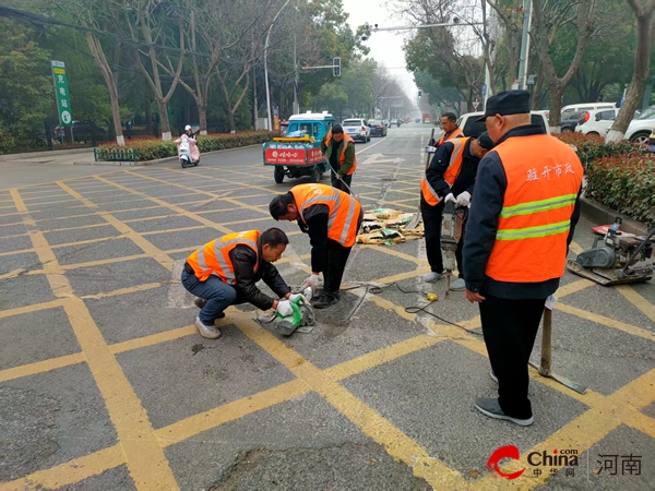 驻马店开发区城市管理局抢抓黄金期修复市政道路
