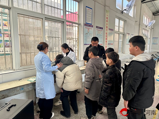 西平县专探小学组织全体学生进行视力检测