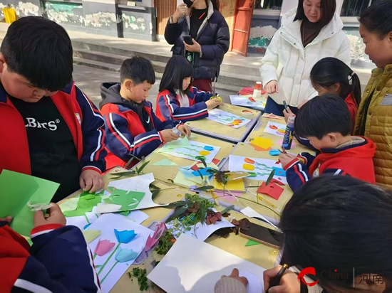 西平盆尧洪港小学开展“家校共育 双向奔赴”为主题的家长会