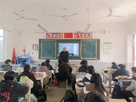 新野县法院：播撒法治种子 守护青春向阳