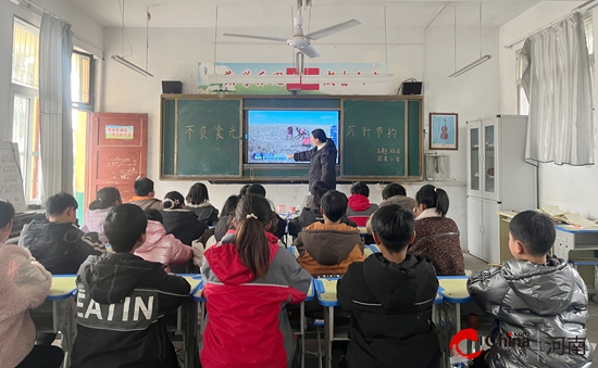 西平县重渠前寨小学开展不负“食”光 厉行节约主题班会