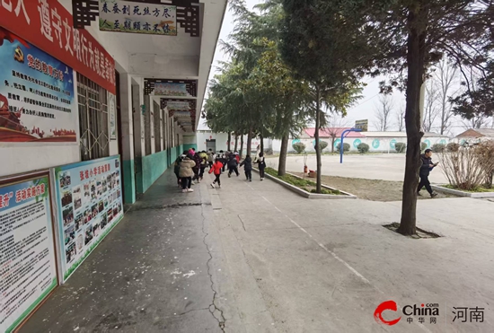 西平县专探张坡小学开展应急逃生演练活动