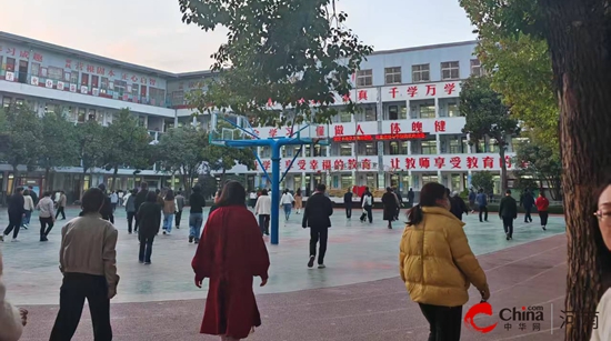 春启新程 共育未来——西平县实验小学2025年春季家长会