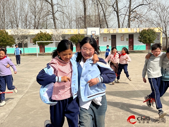 西平县焦庄席王寨小学举行“两人三足”趣味体育活动