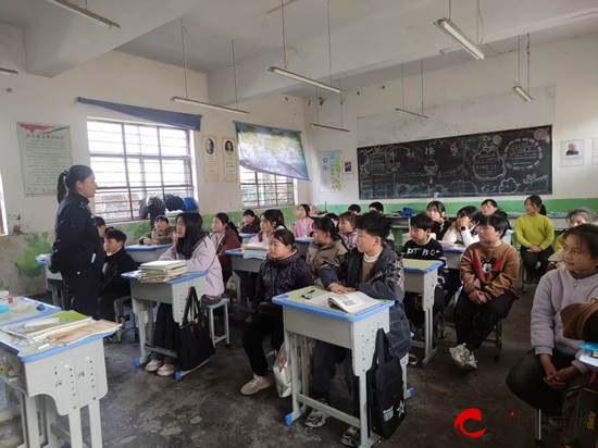 西平县重渠乡澍河坡小学开展“法制教育进课堂”活动