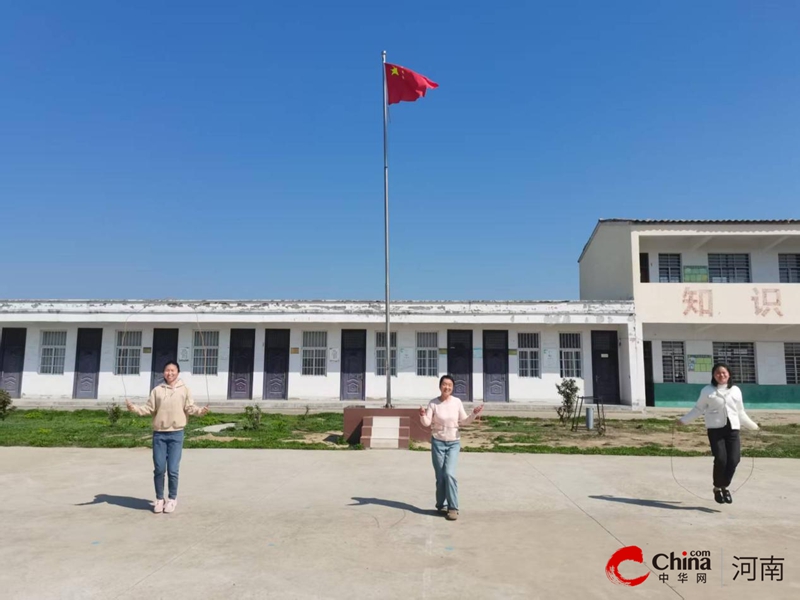 西平县芦庙马迁庄小学组织女教工跳绳比赛活动