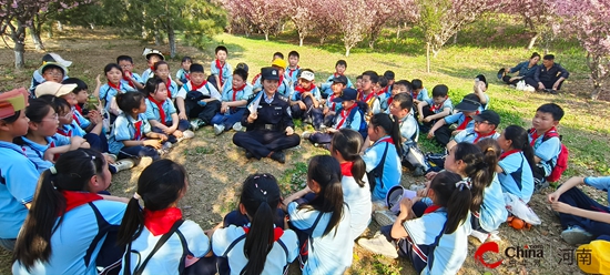 春日寻芳 共赴成长——西平县第三小学开展春游实践活动