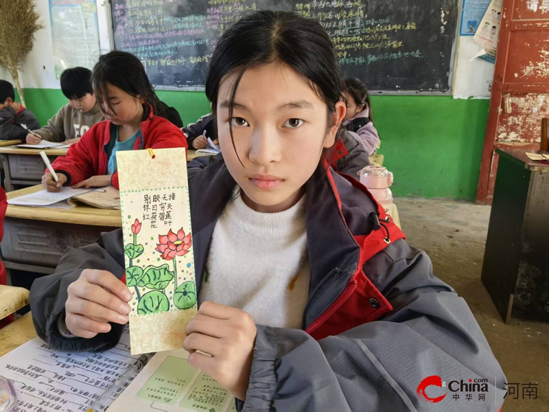 西平县重渠汪庄小学开展“巧手制书签 书香满校园”活动