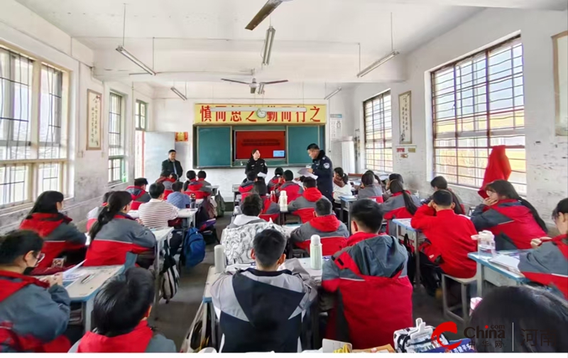 西平县重渠派出所到重渠小学开展网络诈骗与防校园欺凌宣传法治课