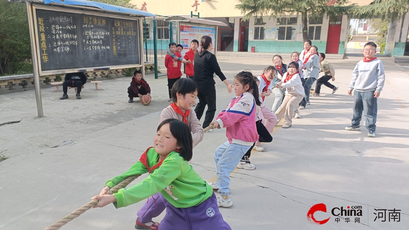 西平县焦庄毛寨小学开展“绳牵团结，拔动青春”拔河比赛活动