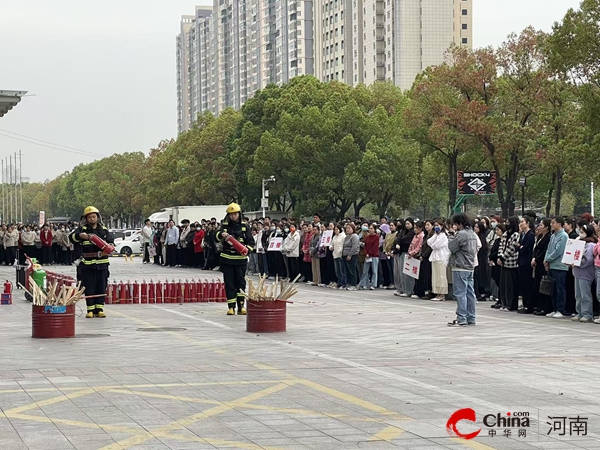 驻马店开发区金河办事处小界牌社区联合大型商超开展消防应急演练